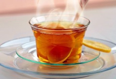 Đổ thêm vào 100 ml nước lọc rồi cho đá viên vào, dùng lạnh rất ngon.