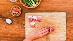 Đặt 400gr thịt nạc vai đã làm sạch lên thớt và cắt thành từng miếng quân cờ. Sau đó cho vào tô ướp cùng 1/2 muỗng canh hạt nêm, 1/2 muỗng canh đường, 1 muỗng canh nước mắm, 10gr hành tím băm, 10gr tỏi băm, 10gr đầu hành băm và 1 muỗng canh tiêu sọ đập dập trộn đều rồi để thịt ướp trong 10 phút.