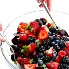 Dâu tây, việt quất, mâm xôi, cherry rửa thật sạch, để ráo nước. Dâu tây cắt đôi, cherry cắt bỏ hạt. Lá bạc hà xắt nhuyễn. Nước sốt: trong chén trộn đều 2 muỗng nước cốt chanh, 1 muỗng mật ong. Cho dâu, việt quất, mâm xôi, cherry vào tô lớn, rưới nước sốt lên cùng lá bạc hà xắt nhuyễn rồi trộn thật đều là xong rồi đó.
