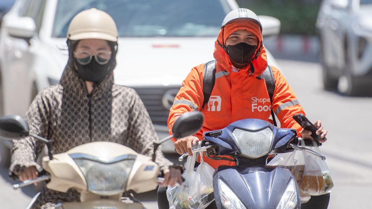 Hà Nội nắng như rang, shipper vừa chạy đơn vừa tấp vào bóng râm hồi sức - Báo VTC News