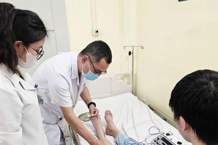 Liệt vận động, mất cảm giác do thói quen khoanh chân - Báo Tri thức &amp; Cuộc sống