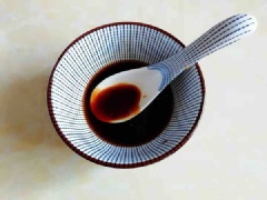 Đậu đũa và hành lá thái nhỏ. Ớt băm nhỏ. Trong chén trộn đều nước tương, với dầu hào, ít nước.