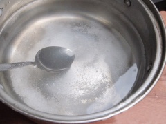 Đun sôi khoảng 800 ml nước, cho muối, giấm, đường vào quấy tan, gạn bỏ cặn và để nguội. Chuẩn bị một hũ thủy tinh sạch, lau thật khô, cho rau, đổ hỗn hợp trên vào, dùng đĩa sứ hoặc vật nặng đè lên cho rau cần nén xuống. Sau một ngày là có thể ăn được.