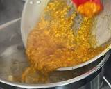 Cho thơm xay nhuyễn, nước mắm chay và dầu hạt điều và các loại gia vị vào chảo xào xơ qua rồi tiếp tục cho vào nồi nước lèo
