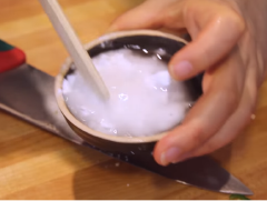 Cho bột năng hòa với nước lạnh vào nấu chung để hỗn hợp sệt lại thì cho thêm tiêu, ớt sừng, và hành lá vào thì tắt bếp.