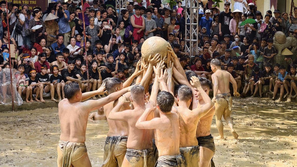 16 trai làng đóng khố, vật lộn dưới bùn tranh quả cầu gỗ 20kg ở Bắc Ninh - Báo VTC News