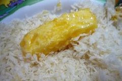 Lăn từng thỏi phô mai vào bột bắp rồi đem nhúng vào lòng đỏ trứng. Tiếp đến lăn thỏi phô mai qua bột mì rồi lại nhúng vào lòng đỏ trứng và cuối cùng là bột chiên xù phủ phía ngoài.