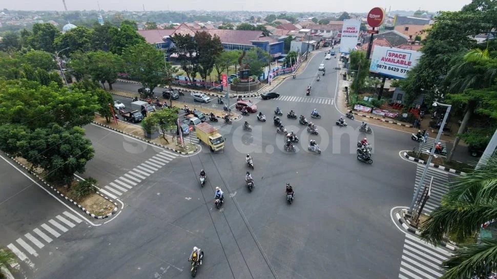 Kondisi arus lalu lintas di kawasan Simpang PDAM, Jalan Raya Tegar Beriman, Kabupaten Bogor.