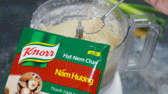 Sau khi xay mịn, mình cho 4 muỗng canh hạt nêm nấm hương vào, hạt nêm này không mặn lắm nên mình cho nhiều, nếu như dùng muối hay bột canh chay, các bạn cân đối lại lượng gia vị nhen. Dầu điều các bạn cho khoảng 45ml để tạo màu cho phần chả của mình nha.