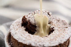 Bỏ bánh ra khỏi lò. Rắc bột sắn hoặc đường dừa lên trên để trang trí. Rưới chocolate trắng tan chảy lên trên bánh để trang trí (nếu thích).