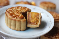 Bánh trung thu nhân bí đỏ hạt dưa vừa nướng xong thì lớp vỏ bánh sẽ cứng và giòn. Nếu bạn bảo quản bánh trong vài ngày ở điều kiện thoáng mát thì bánh sẽ mềm và lên màu đẹp như bánh trung thu bán ở tiệm nhé. Do đó, bạn nên dùng bánh trung thu nhân bí đỏ hạt dưa sau vài ngày kể từ lúc bánh nướng chín nhé.
