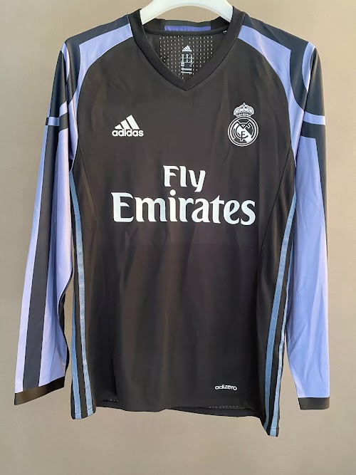 Retro 2016-17 Real Madrid Visitante.jpg