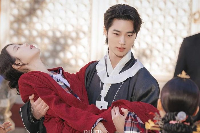 Perfect Crown: 'Đại quân' Byeon Woo Seok run rẩy khi bế IU, sự thật là gì? - Chuyên trang Hoa Học Trò - Báo Tiền Phong