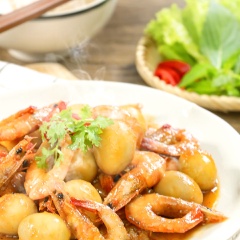 Tép rim trứng cút có hương vị mặn ngọt chủ đạo, thêm vị béo bùi của trứng cút hòa quyện cùng thịt tép giòn ngọt được rim bằng nước dừa tươi, đây là một món mặn hao cơm mà hầu hết mọi người đều thích ăn. Nếu đã quen thuộc với món thịt kho trứng cút trong những bữa cơm gia đình thì hôm nay thay đổi một chút với món Tép rim trứng cút này bạn nhé!
