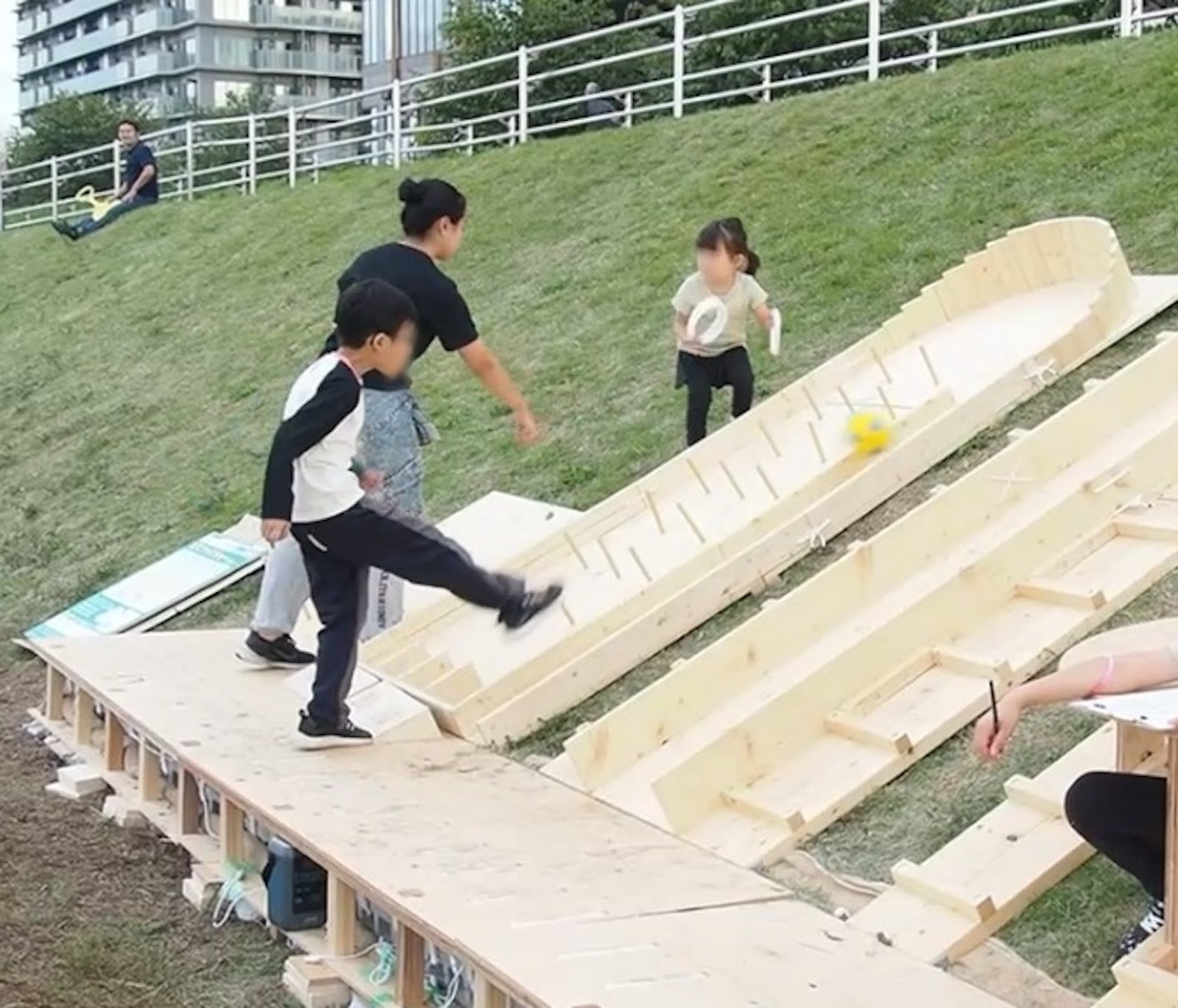 河川敷の傾斜空間を活用するどてファニチャーの有用性の検証-thumb-2