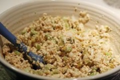 Thêm gia vị sốt mayonnaise, nước cốt chanh, muối, đường trắng, ớt bột, nước mắm, hành lá vào, trộn đều cho đậu hũ non ngấm gia vị.