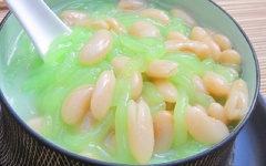 Đậu trắng nấu chín. Cho chè đậu trắng vào ly/chén, thêm bánh lọt và cuối cùng là rưới nước cốt dừa lên trên. Nếu thích ăn lạnh có thể thêm đá bào.