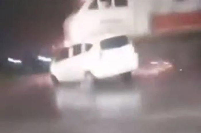 Liều lĩnh băng qua đường ray, ô tô bị tàu hỏa tông trực diện - Tạp chí Doanh Nghiệp Việt Nam