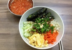 Cho bún vào tô thêm giá, cà rốt cắt sợi, thêm trứng chiên, bò cuốn lá lốt, với thịt bò xào, rắc thêm 1 ít đậu phộng và húng lũi lúc ăn chan nước mắm, trộn đều rồi thưởng thức .