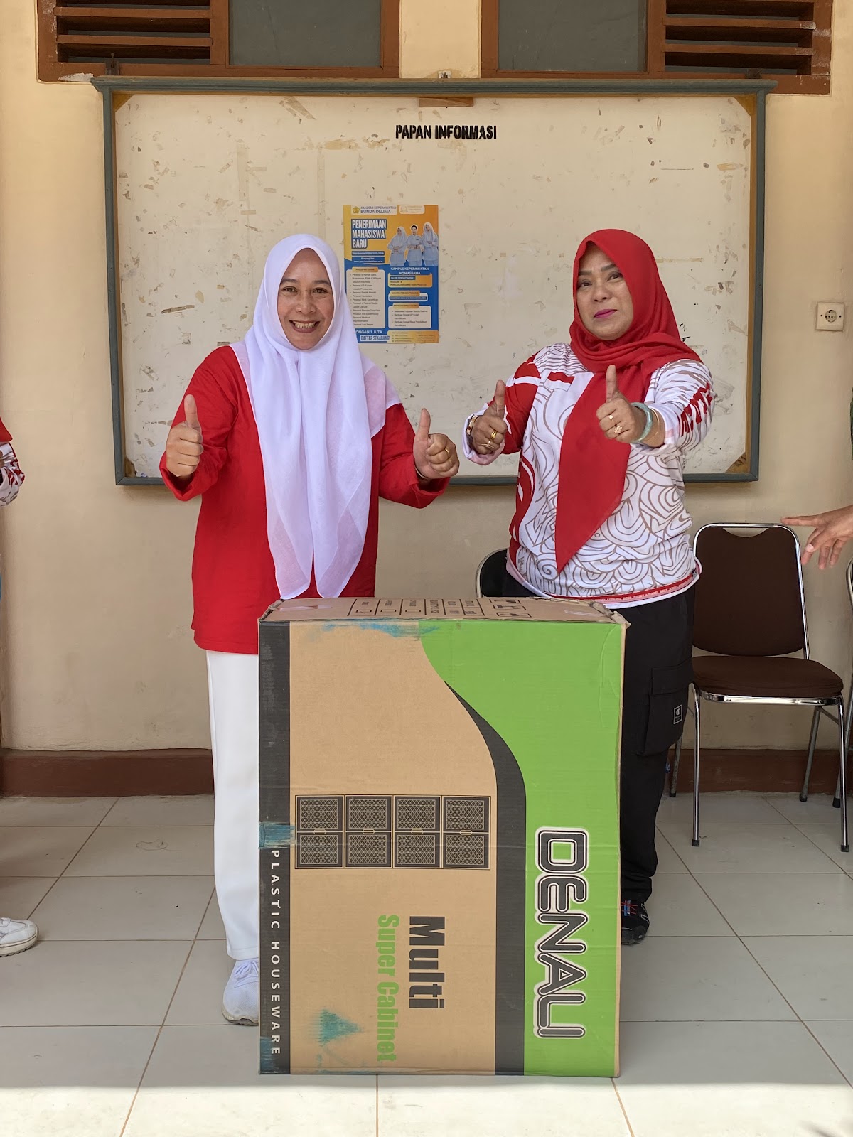 Penyerahan Lemari Kepada Bu Lilik Sulastri