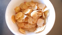 Gừng gọt vỏ, cắt thành từng khoanh tròn, mỏng.