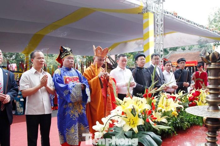 Choáng ngợp dòng người đổ về Đền Đô rước kiệu các vua nhà Lý - Báo Tiền Phong