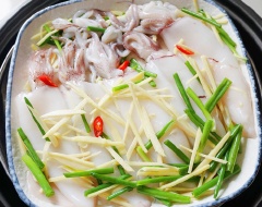Khi mực đã ngấm gia vị, trộn chung mực với gừng, ớt đã thái trước đó, xếp mực vào 1 cái đĩa có lòng sâu 1 chút rồi cho vào nồi hấp cách thủy khoảng 10 phút tới khi mực chín tới là được. Không nên hấp quá lâu sẽ mất đi độ giòn của mực.