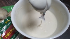 Cắt bỏ chân nấm bào ngư, rửa sạch và để ráo, sau đó nhúng nấm vào hỗn hợp bột đặc sệt rồi cho vào chảo chiên ngập dầu đến khi vàng giòn thì vớt ra để ráo dầu.