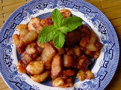 Món tôm ram thịt dùng chung với cơm nóng hay cháo trắng đều ngon.