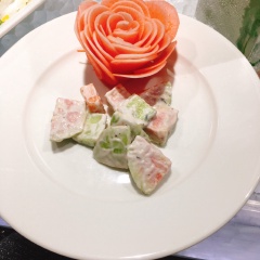 Sau khi trộn đều đợi khoảng 10 phút cho thấm là món salad táo mận đã hoàn thành rồi đó. Vừa ngon vừa bổ sung vitamin, rất thích hợp cho những bạn giảm cân nè.