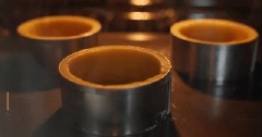 Dùng khuôn cắt bột thành từng miếng tròn, ấn bột vào khuôn và dùng nĩa xiên vào đáy khuôn bánh. Cho khuôn vào lò nướng khoảng 15-20 phút trong 180 độ C. Sầu riêng gỡ lấy thịt, bỏ hột, dầm nhuyễn. Kem phô mai cắt nhỏ, để trong âu lớn, thêm đường bột, sầu riêng vào trộn đều.