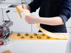 Múc nhân pasta lên 2 rìa của miếng bột. Mỗi lần khoảng 1 muỗng cà phê nhân thôi. Dùng nước phết quanh viền miếng bột, lấy 1 lá khác đậy lên trên, dùng tay miết cho 2 mép bột dính vào với nhau và cắt bỏ rìa ngoài cho đẹp.