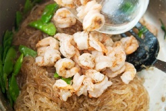 Cuối cùng, thêm cả tôm vào, đảo đều tất cả khoảng 1 phút rồi tắt bếp.