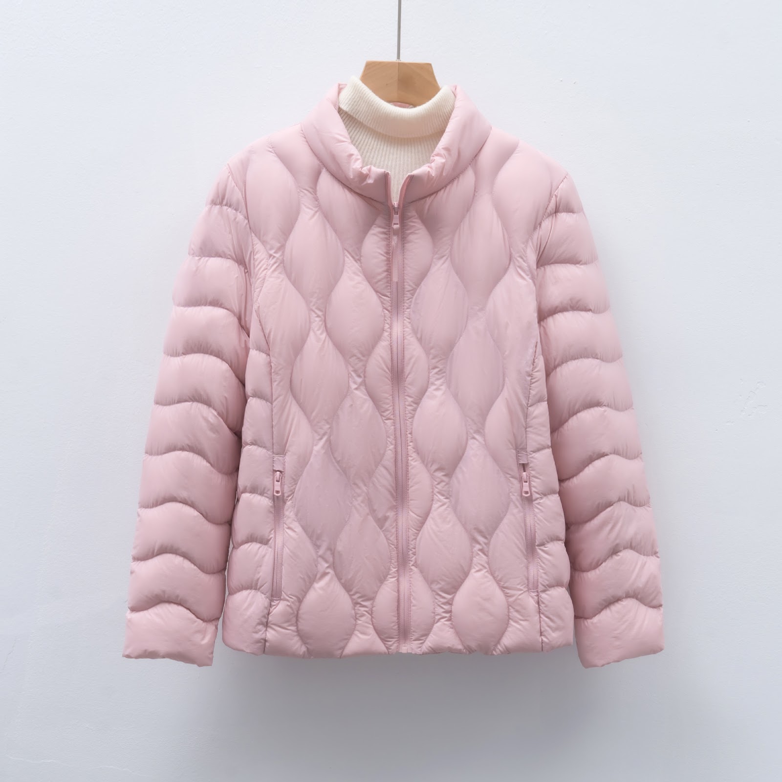 Lightweight women's down jacket with stand-up collar and wave pattern