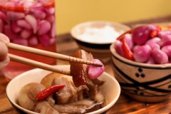 Dưa hành tím có vị chua ngọt dịu, giòn giòn, có thể ăn kèm với thịt kho tàu, bánh trưng, bánh tét...rất ngon, là món ăn kèm giải ngán trong dịp tết của người Việt.