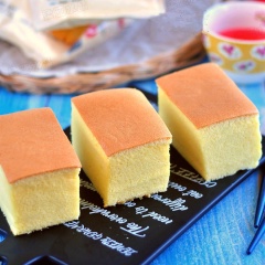 Những chiếc bánh bông lan mềm mịn, nướng nở xốp, vị ngọt dịu, thơm thoảng hương trứng rất đặc trưng. Dùng ngón tay ấn thử vào miếng bánh bông lan sẽ rất đàn hồi luôn đó. Chưa cần phải ăn mà chỉ cần trông thành phẩm bánh bông lan nướng như thế này thôi là vui mắt rồi.