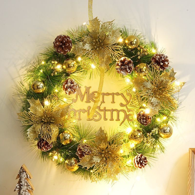Klassischer Weihnachtskranz aus Kiefernzweigen
