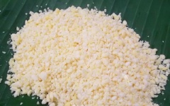 Đậu xanh không vỏ cho vào xửng hấp, hấp chín, tán nhuyễn.