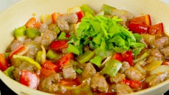 Xào thêm 2 phút cho thịt bò và rau củ thấm nước sốt thì thêm 20gr cần tàu cắt khúc vào, đảo đều tay rồi tắt bếp. Múc thịt bò lúc lắc ra dĩa nui và thưởng thức thôi.
