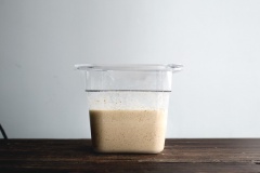 Trước khi làm bánh 30 phút thì cho thêm 1g baking soda vào trộn thật đều. Chuẩn bị sẵn máy làm bánh waffle, múc bột cho vào chảo bánh, đậy lại chờ 10 phút là bánh chín có thể lấy ra. Bạn cứ làm như vậy đến khi hết bộ nhé.