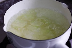 Khoai tây gọt vỏ, bào lát mỏng và rửa với nước trong một vài phút để loại bỏ bớt lượng tinh bột trong khoai. Sau đó cho khoai tây vào nồi nước luộc từ 2 - 3 phút thì vớt ra ngâm trong nước đá lạnh rồi vớt ra để ráo nước.