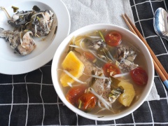 Canh cá thì phải ăn nóng, để nguội sẽ không ngon nữa. Các bạn nên múc cá ra dĩa để dễ gắp nha. Đây là món ăn dân dã với các nguyên liệu dễ tìm, chế biến đơn giản nhưng lạ miệng, ngon mắt, giúp gia tăng khẩu vị bữa cơm gia đình bạn.