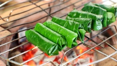 Nướng chả lá lốt có hai cách là áp chảo hoặc nướng than, ở đây mình làm cả hai cách cho bạn tham khảo nha. Nướng bò lá lốt bằng chảo: cho một ít dầu ăn vào chảo chống dính hoặc chảo gang, dùng khăn giấy thoa đều dầu, đặt từng xiên bò lá lốt vào và nướng áp chảo đến khi cuốn thịt bò chín vàng đều hai mặt. Nếu nướng bò cuốn lá lốt bẳng than thì nhóm lò than trước và cho các xiên bò lá lốt lên nướng đến khi bò chín thơm, có màu vàng nâu đẹp là được.