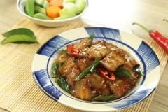 Dọn thịt ba chỉ rim lá chanh ra ăn với cơm nóng cùng rau luộc. Thịt ba chỉ chín mềm, thấm gia vị với vị ngọt của thịt và lá chanh thơm lừng sẽ là món ngon để cả nhà cùng đổi vị cho bữa cơm gia đình.
