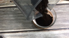 Mình tách bánh Oreo ra và chỉ lấy phần vỏ bánh, các bạn có thể đập nhỏ, rồi cho 10g bơ nấu chảy vào trộn. Hoặc có thể bỏ bánh Oreo và bơ nấu chảy vào xay chung. Lưu ý là không xay nhuyễn quá.
