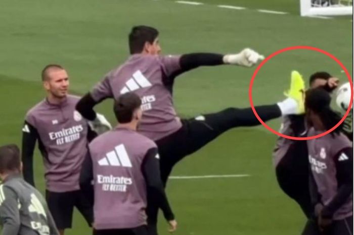 Courtois suýt đá vào đầu Mbappe - Tạp chí Tri thức
