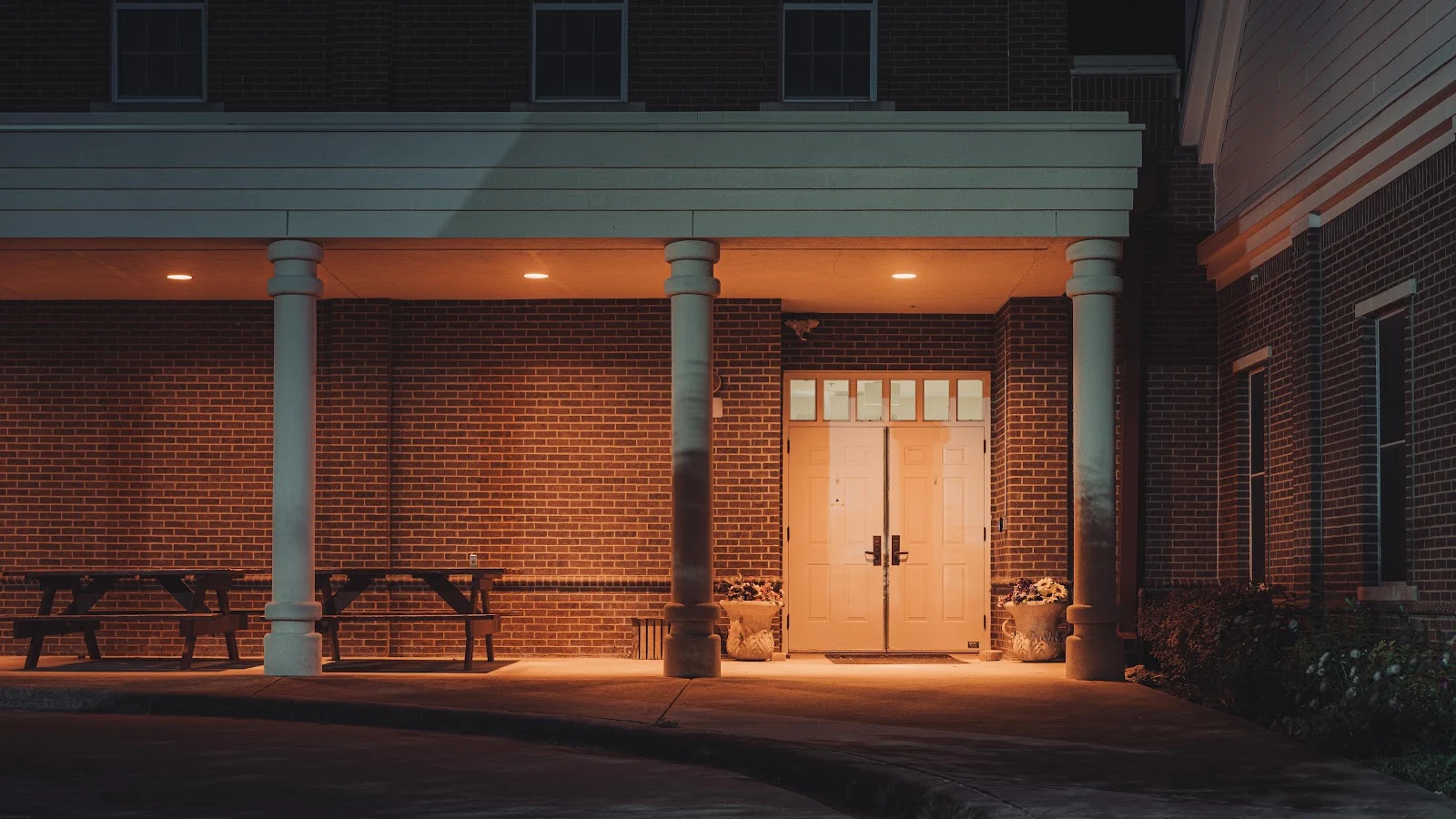 Brick Building Entrance At Night - Night Photography 5K Wallpaper (5828x3278)