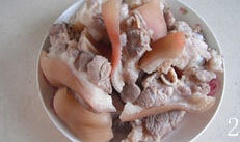 Thịt chân giò heo rửa sạch, chặt thành khúc, cho vào nồi nước chần sơ qua khoảng 10 phút. Sau đó, vớt thịt chân giò heo ra đĩa.