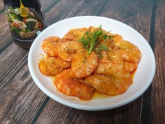 Tôm rang mặn ngọt ngon cơm với những con tôm có kích thước vừa phải, cắt bỏ bớt râu và chân tôm, giữ lại phần đuôi cho đjep mắt, rang cùng hỗn hợp mắm mặn ngọt hấp dẫn.