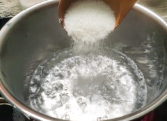 Trộn đều 30gr đường cùng 3gr bột rau câu Jelly rồi cho vào 300ml nước đang sôi. Nấu nhỏ lửa 5' cho hỗn hợp rau câu nở đều rồi thêm cà phê hòa tan đã pha vào, nấu sôi trở lại.